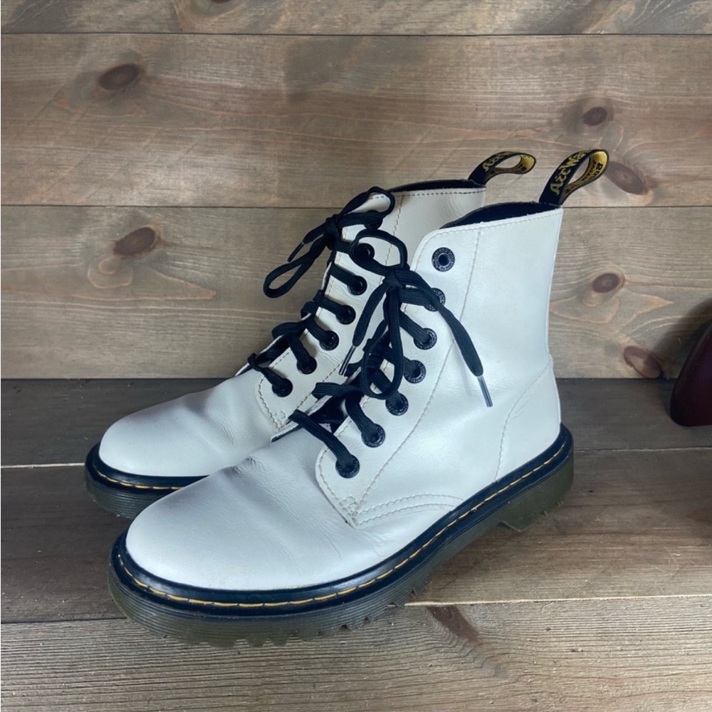 Dr martens luana Womens 7 shoes white leather comfort combat boots, runs big